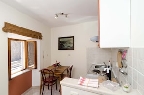 Parrilla de estufa, utensilios de cocina y comedor 