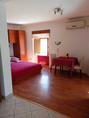 1 quarto, Wi-Fi de cortesia, roupa de cama