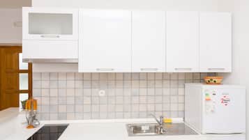 Frigorífic, forn i placa de cuina