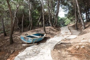 Property grounds - By the beach apartment ** LIMUNI ** (Saplunara)