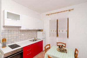 Frigorífico, horno, placa de cocina y utensilios de cocina