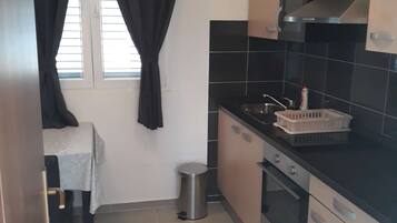 Fridge, oven, stovetop, dishwasher