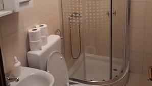Dusj, hårføner og håndklær