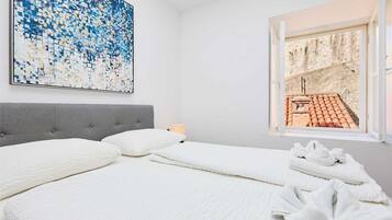 1 habitación, tabla de planchar con plancha, wifi gratis y ropa de cama