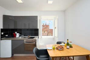 Fridge, oven, stovetop, cookware/dishes/utensils - DOMINIUM OLD CITY SUITE (Dubrovnik)