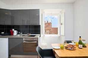 Fridge, oven, stovetop, cookware/dishes/utensils - DOMINIUM OLD CITY SUITE (Dubrovnik)