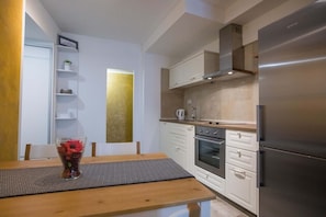 Réfrigérateur, un four, surface de cuisson, lave-vaisselle
