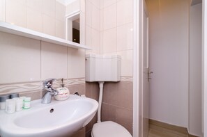 Douche, séchoir à cheveux, serviettes fournies