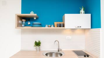 Kühlschrank, Herdplatte, Wasserkocher mit Kaffee-/Teezubehör, Toaster