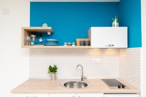 Kjøleskap, kokeplater, kaffetrakter/tekoker og brødrister