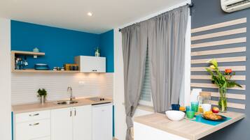 Kühlschrank, Herdplatte, Wasserkocher mit Kaffee-/Teezubehör, Toaster