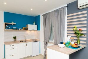 Kjøleskap, kokeplater, kaffetrakter/tekoker og brødrister