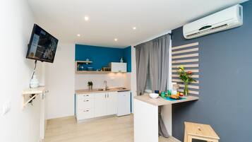 Kühlschrank, Herdplatte, Wasserkocher mit Kaffee-/Teezubehör, Toaster