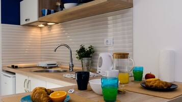 Fridge, stovetop, coffee/tea maker, toaster