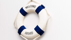 Une bouée de sauvetage sur laquelle sont inscrits les mots « BIENVENUE » et « À BORD ».