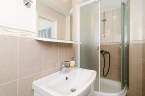 Dusj, hårføner og håndklær