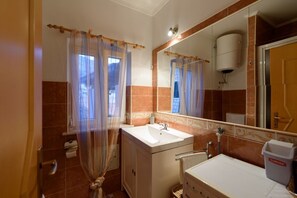 シャワー、ヘアドライヤー、タオル