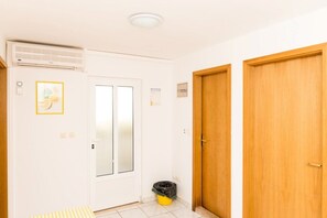 Interior - Yellow apt in Perna, on the sea! (Orebic)