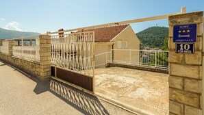 A gated entrance to a building with a sign indicating it is a 10-star Sobe apartment. - Perfect Studio on Lapad Peninsula 1 (Dubrovnik)