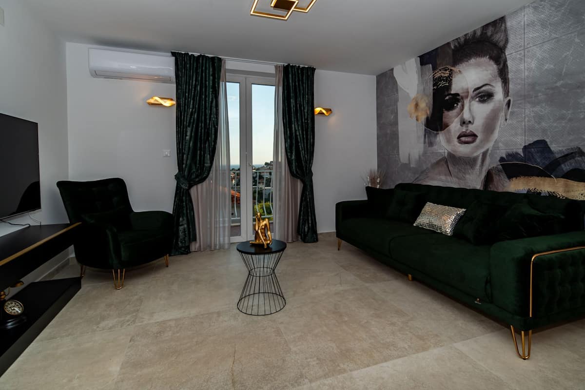 Huoneisto (Two Bedroom Apartment with Terrace an) | Olohuone | Taulutelevisio