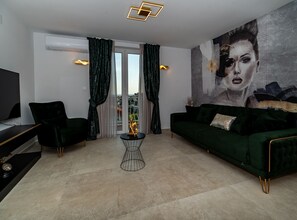 Apartamento (Two Bedroom Apartment with Terrace an) | Sala de estar | Una televisión de pantalla plana