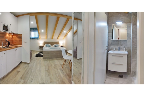 Estudi (Studio with Terrace and Sea View)