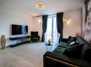 Apartamento (Two Bedroom Apartment with Terrace an) | Sala de estar | Una televisión de pantalla plana