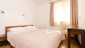 Una habitación de hotel con una cama, un escritorio y una silla.