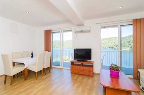 Enjoy a spacious room with a balcony, dining table, flat-screen TV, and comfortable seating.