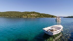 A calm lake with two boats, one anchored and one sailing, surrounded by a forested hillside. - Dream 2BR apartment6#Mljet#seaview (Mljet)