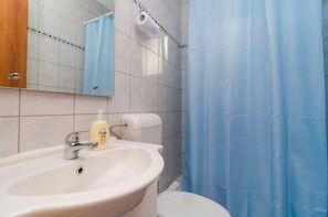 Douche, sèche-cheveux, serviettes fournies