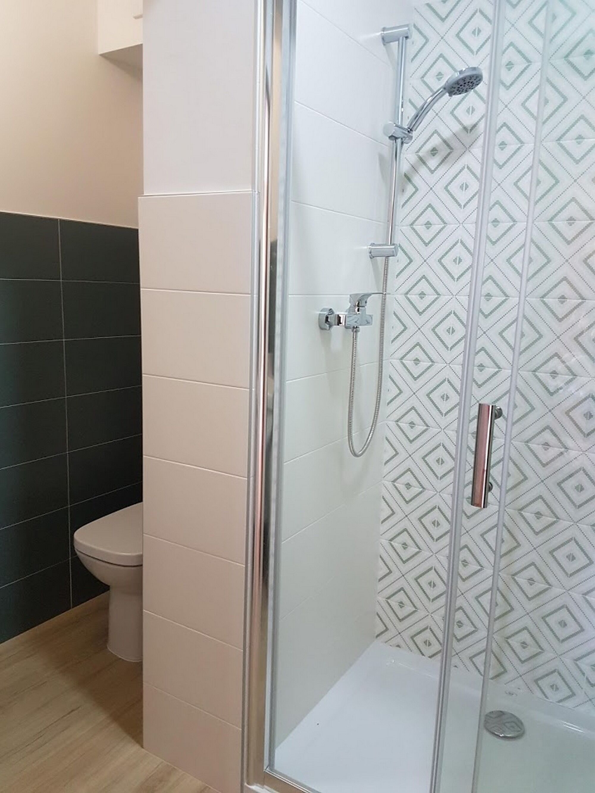 Apartment 1 | Kamar mandi | Shower, perlengkapan mandi gratis, pengering rambut, dan handuk