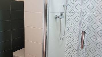 Apartment 1 | Kamar mandi | Shower, perlengkapan mandi gratis, pengering rambut, dan handuk