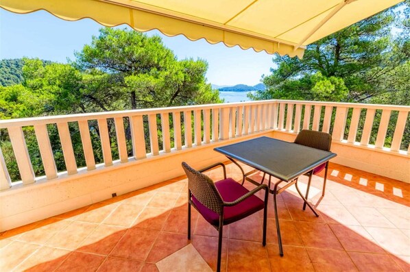 Outdoor dining - Karla - Studio in Polače, balcony with partial sea view (Mljet)
