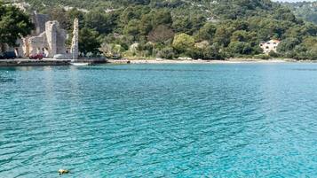 Una spiaggia nelle vicinanze
