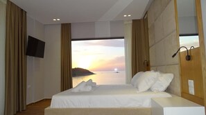 Deluxe Studio Suite, Sea View | Minibar, desk, laptop workspace, soundproofing