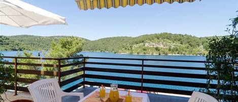 屋外ダイニングエリア