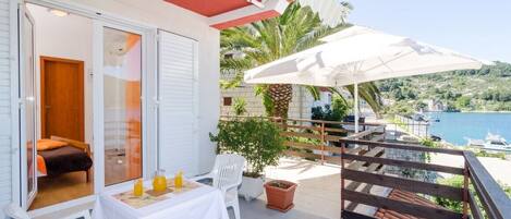 تناول الطعام بالخارج