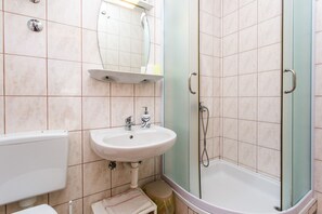 Dusj, hårføner og håndklær