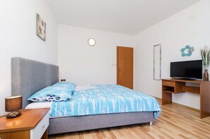 1 chambre, fer et planche à repasser, Wi-Fi gratuit, draps fournis