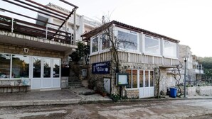 Un bâtiment dont la façade porte une enseigne indiquant « pension » et « Bavière ».