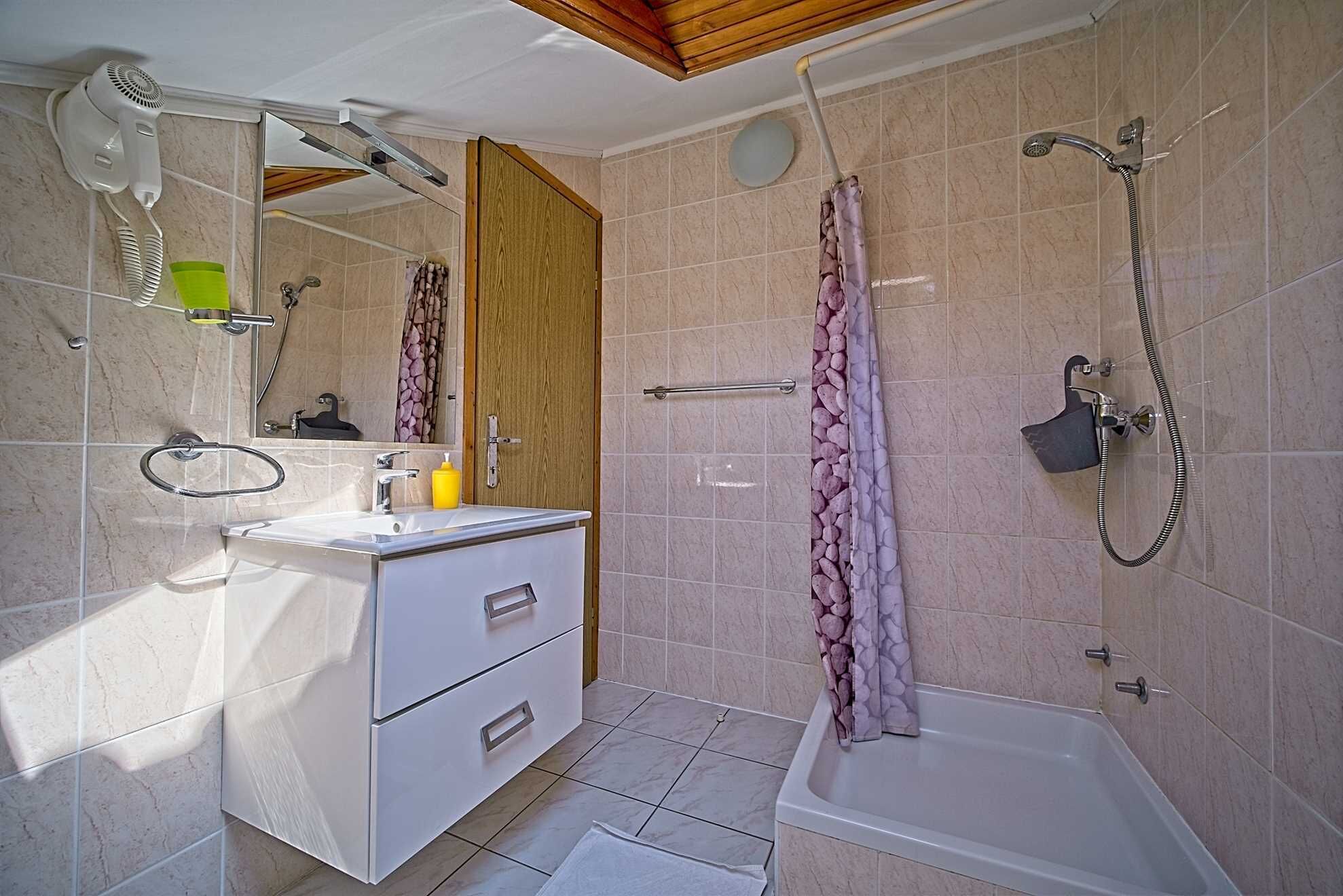 Een douche, een haardroger, handdoeken