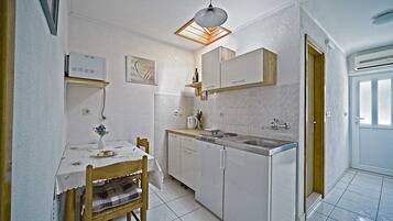 Kühlschrank, Mikrowelle, Herdplatte, Kochgeschirr/Geschirr/Besteck