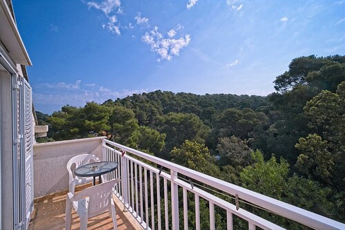 Matana Pomena - A3 One-Bedroom Apartment with Balcony and Park View