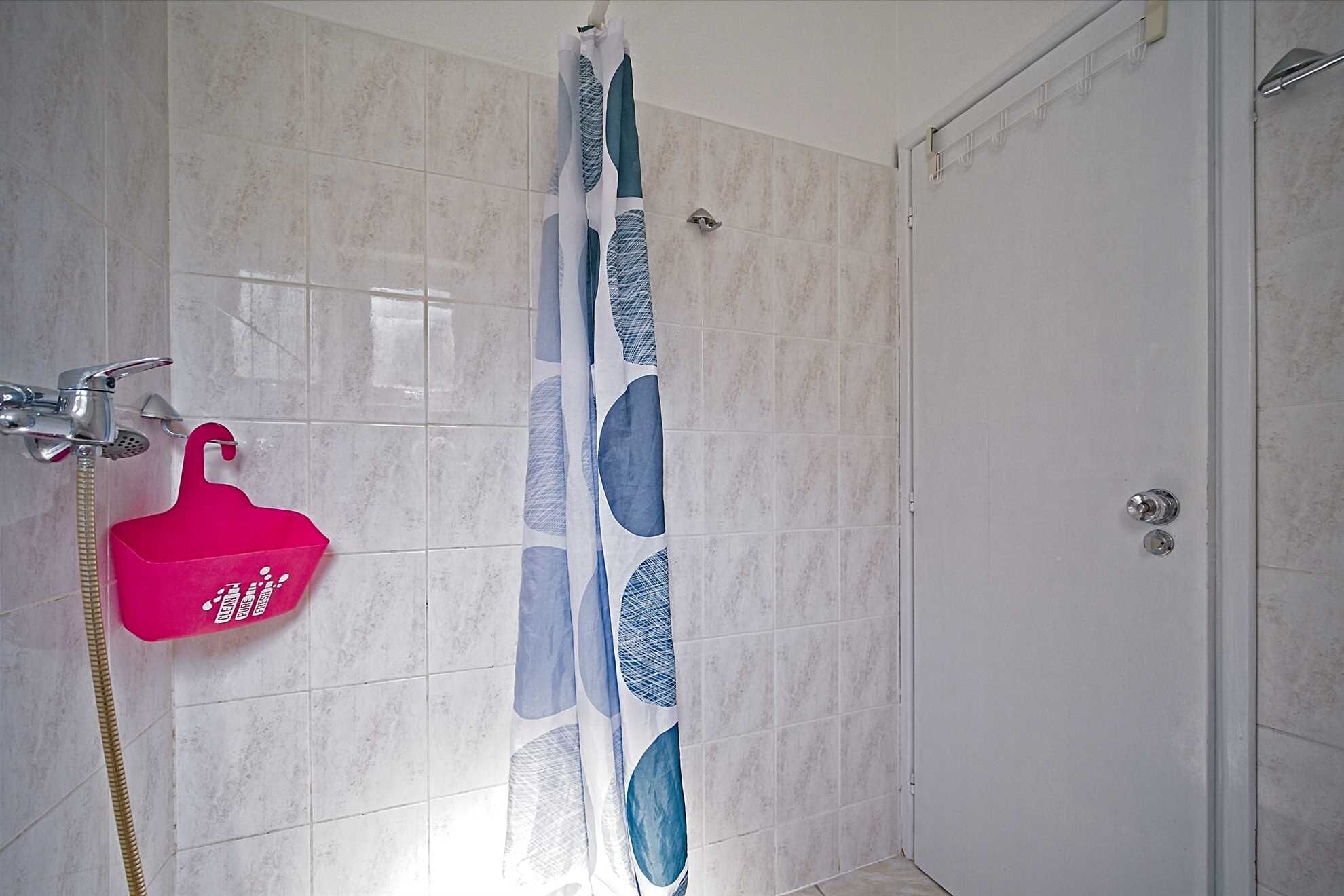 Een douche, een haardroger, handdoeken