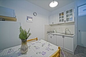 Geladeira, micro-ondas, cooktop, talheres/pratos/utensílios de cozinha