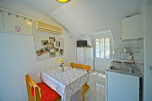 Fridge, microwave, stovetop, cookware/dishes/utensils - Matana Pomena - A5 Two-Bedroom Apartment with Terrace (Mljet)
