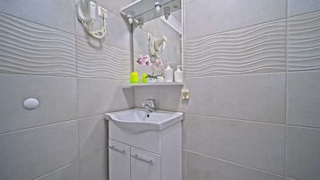 Een douche, een haardroger, handdoeken