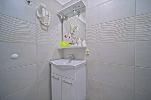 Shower, hair dryer, towels - Matana Pomena - A5 Two-Bedroom Apartment with Terrace (Mljet)