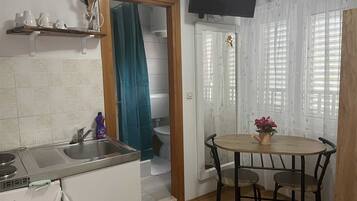 Frigorifero, piano cottura, pentole/stoviglie/utensili, tavolo da pranzo